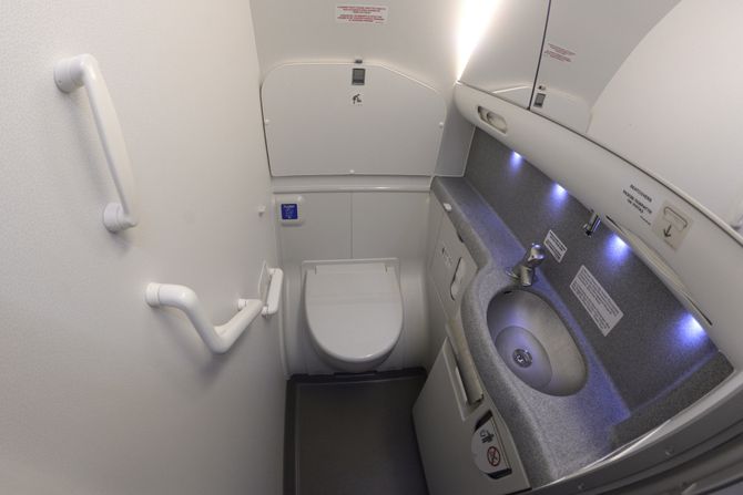Avionski toalet Avionski toalet