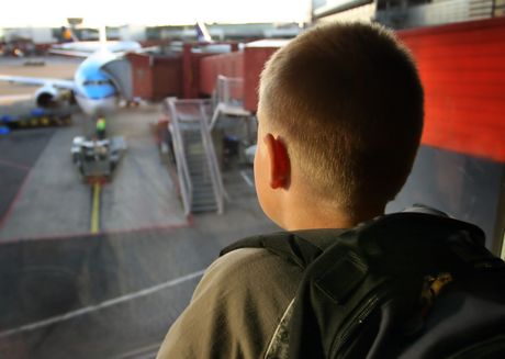 Deca koja lete bez pratnje, dete putovanja, avion, dečak, aerodrom Deca koja lete bez pratnje, dete putovanja, avion, dečak, aerodrom