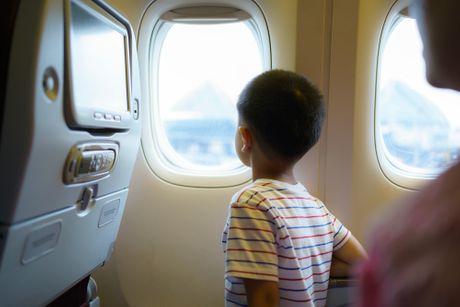 Deca koja lete bez pratnje, dete putovanja, avion, dečak Deca koja lete bez pratnje, dete putovanja, avion, dečak