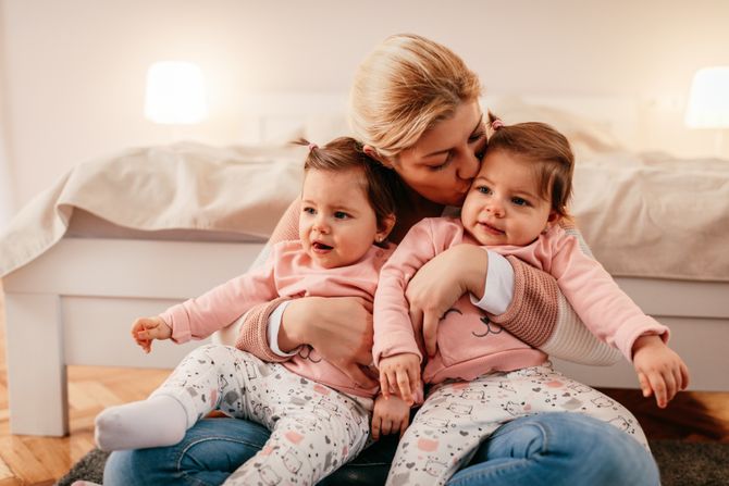 Blizanci, brižna majka