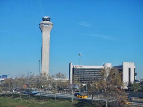 Kontrolni toranj na Aerodromu Njujark Kontrolni toranj na Aerodromu Njujark