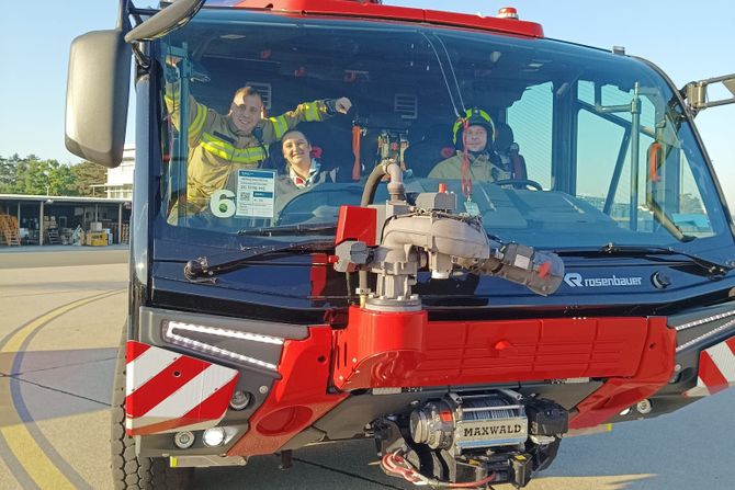 Aerodrom Zagreb, vatrogasci, stjuardesa