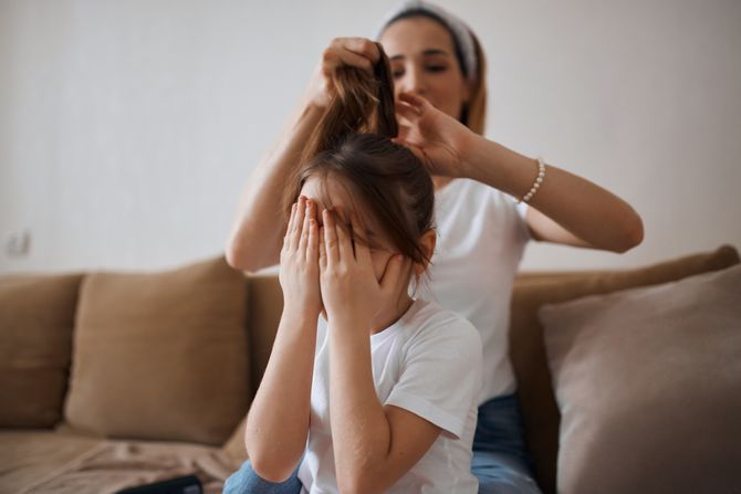 češljanje, mama češlja ćerku, devojčica, mama i ćerka, usporen rast kose