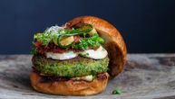 Vege burger koji će vas iznenaditi: Recept za sočne pljeskavice od graška i krompira