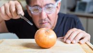Zaboravite stare trikove: Fizičari otkrili najefikasniji način za sečenje luka bez suza