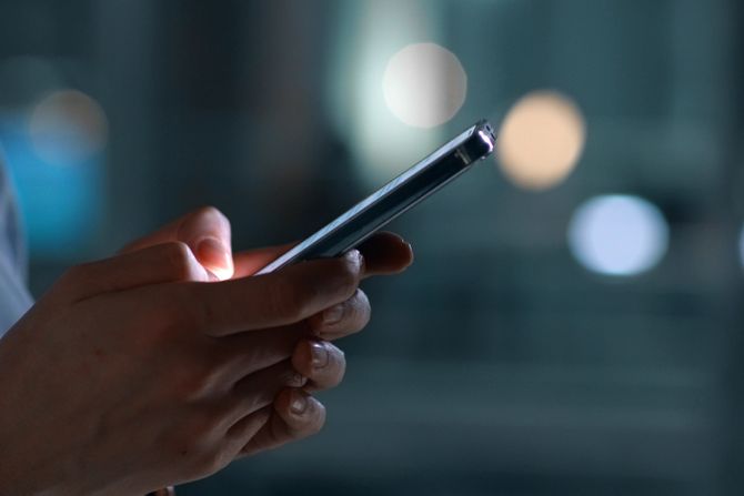 Mobilni telefon u rukama