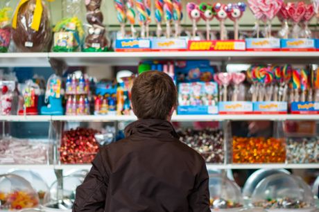 dečak, slatkiši