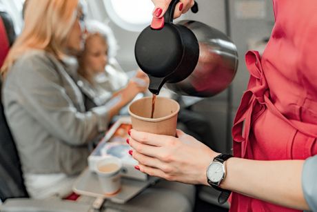 Sipanje kafe u avionu