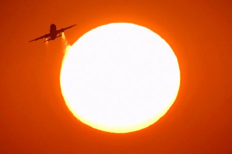 Avion Airbus A320, poletanje, zalazak sunca