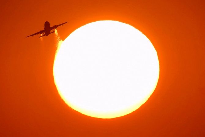 Avion Airbus A320, poletanje, zalazak sunca