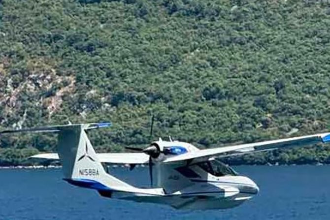 Hidroavion, Boka, Bokokotorski zaliv, Crna Gora Hidroavion, Boka, Bokokotorski zaliv, Crna Gora