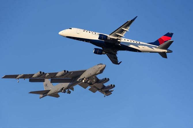 B-52 avion bombarder i Delta Connection Embrater E175 avion
