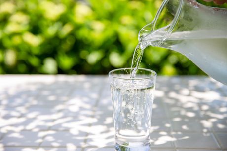 Voda, čaša vode, sipanje vode