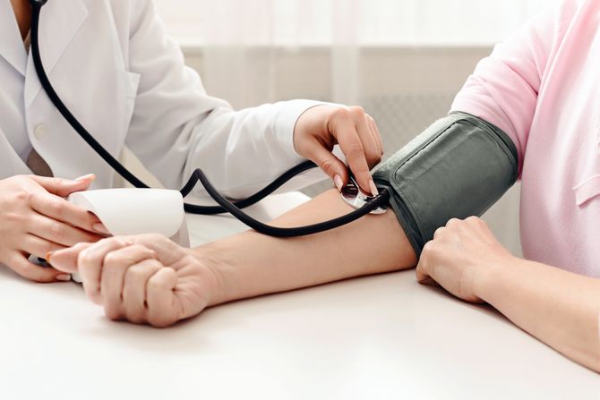 Doktor, pacijent, merenje pritiska