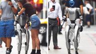 Robot prošetao ulicama Njujorka, u butiku mu obuvali patike, jedan prolaznik vikao: 