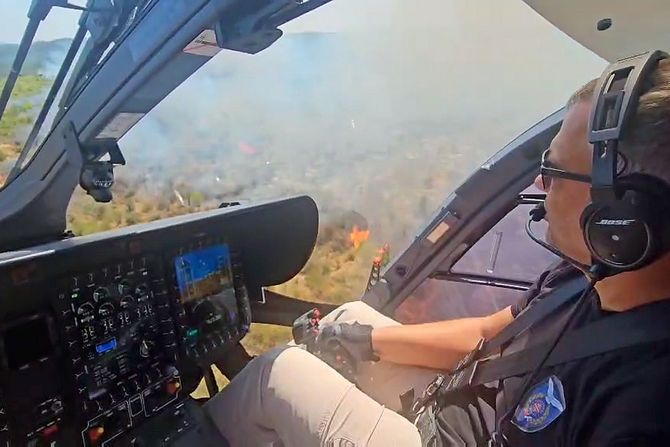 Piloti Helikopterske jedinice MUP Srbije gase požar u okolini Kladova