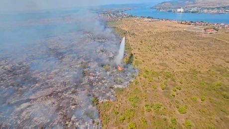 Piloti Helikopterske jedinice MUP Srbije gase požar u okolini Kladova