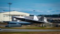 F-22 Raptor ostao bez glavnog točka posle poletanja: Pilot sleteo na trup i spasao avion od 156 miliona dolara