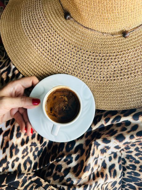 crna kafa, devojka, kafa, šoljica, jutro  šešir,