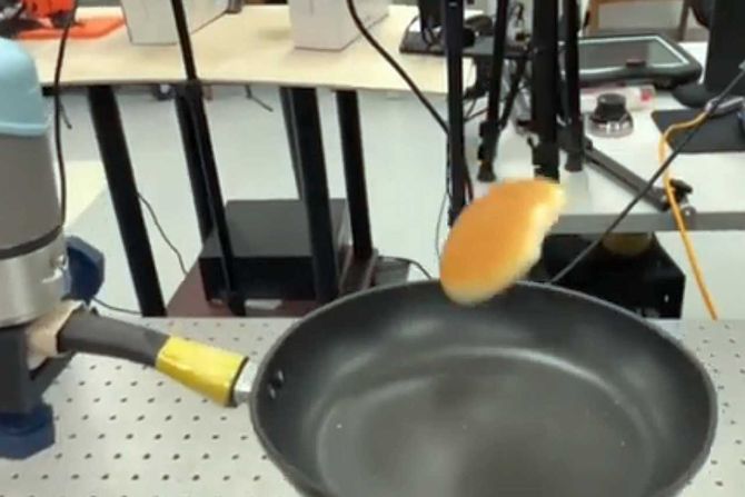 robot, prevrtanje hrane