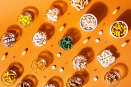 Suplementi, tablete, pilule, vitamini, minerali