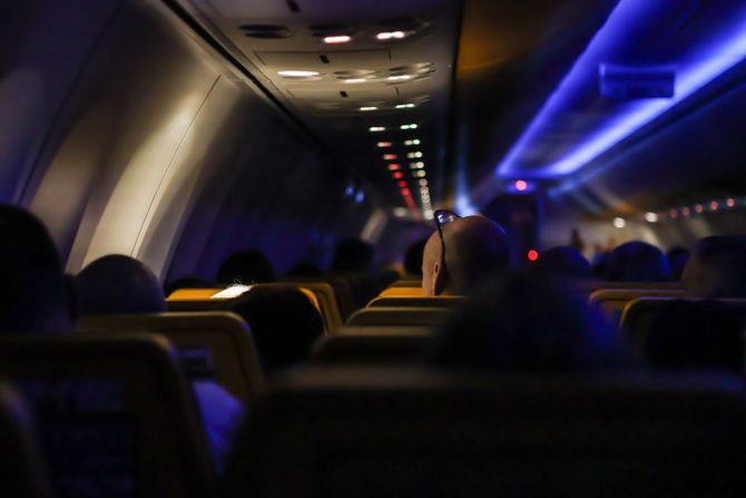 Avion zamračena svetla u kabini