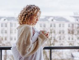 žema, devojka, kafa, čaj, šolja, terasa zima