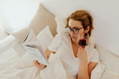 žena, vino, knjiga, krevet, odmor, devojka
