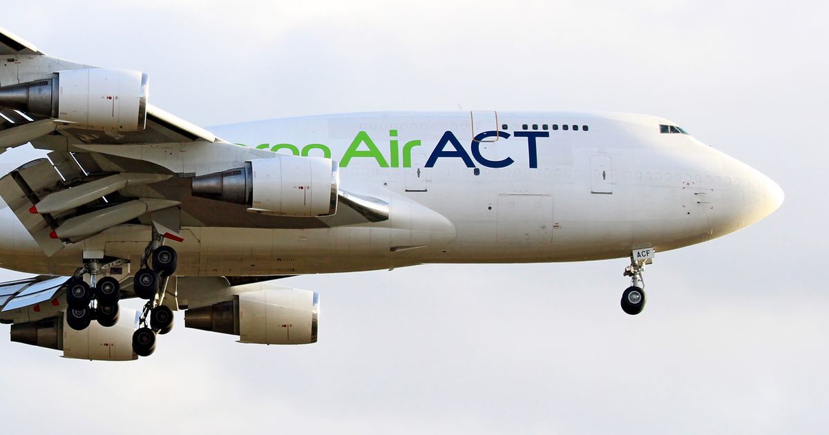 Boeing 747 na sletanju izleteo sa piste, udario u vozilo i završio u moru: Najmanje jedna osoba poginula