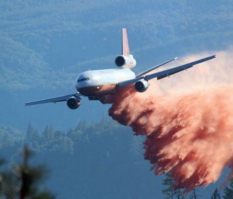 DC-10 tanker gašenje požara DC-10 tanker gašenje požara