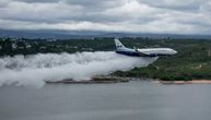 Posmatrači u čudu: Boing 737 leteo nisko nad gradom, “ispuštao gorivo” u jezero