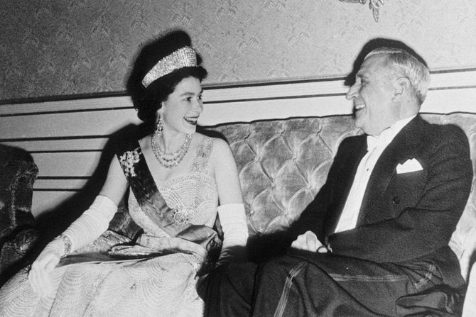 Kraljica Elizabeta, Antonio de Oliveira Salazar