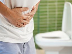 Muškarac, bolovi u stomaku, stomak, stomačne tegobe, dijareja,  toalet wc