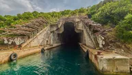 Tunel za podmornice je dugo skrivana tajna Jugoslavije: Nalazi se u prelepom delu Jadrana, duboko u steni