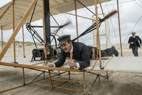 Prvi let braće Rajt na Flyer-u 17. decembra 1903. u Kill Devil Hills, Severna Karolina, AI generisana ilustracija