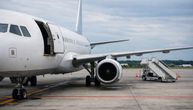 Putnici na aerodromu Kindu satima čekali u avionu, pa iskakali kroz vrata zbog nedostatka stepenica