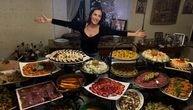 Ceca napravila rimejk čuvene fotke: Folk diva se uslikala pored slavske trpeze, evo šta se našlo na gozbi