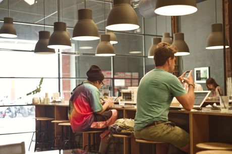 Ljudi na telefonima u kafiću