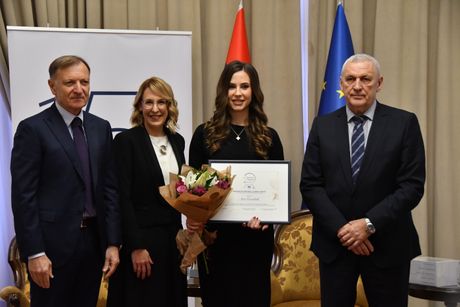 Vanja Salević primila nagradu umesto sestre Ane