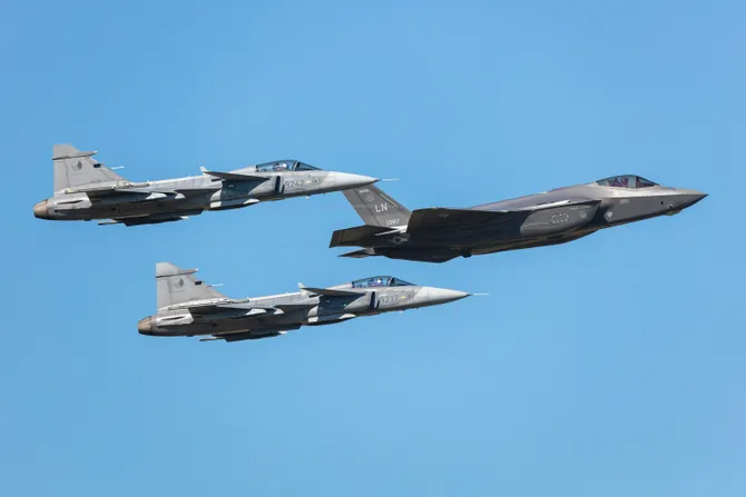 F-35A I Gripen E