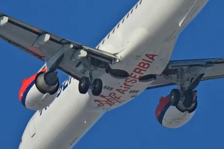 Air Serbia Embraer E195 avion