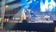 "Sram vas bilo, imate li majke?" Incident na koncertu Ane Bekute u Čačku, gađali je grudvama, ona sišla s bine