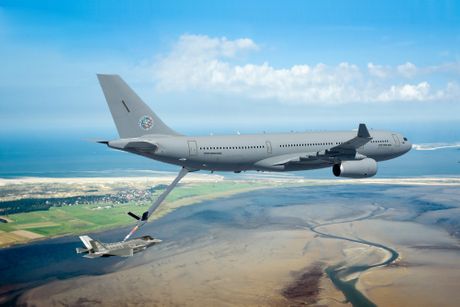 A330 MRTT refuelling an F-35