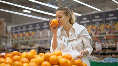 pomorandža, voće, biranje pomorandži, žena, žena u prodavnici