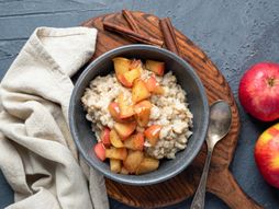 Ovsena kaša sa jabukom, cimetom i orasima