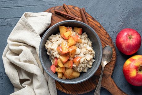Ovsena kaša sa jabukom, cimetom i orasima