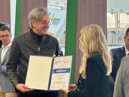 Čadežu zahvalnica Srpske asocijacije uvoznika vozila za razvoj e-mobilnosti