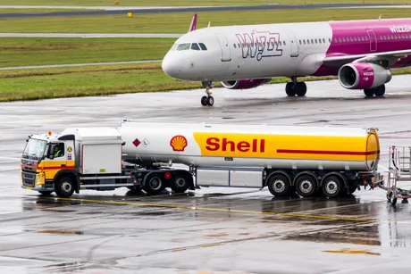 Točenje goriva u avion