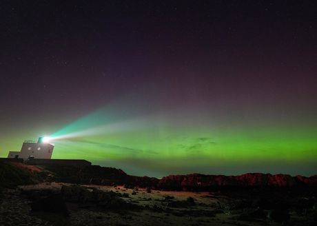 polarna svetlost iznad Bamburga u Nortamberlendu, zelena i ljubičasta svetlost