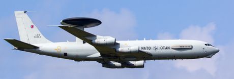 Boeing E-3 Sentry AWACS avion